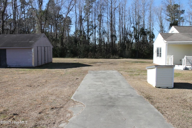 view of yard featuring a storage shed