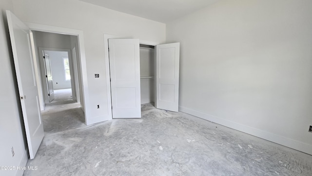 unfurnished bedroom featuring a closet and baseboards