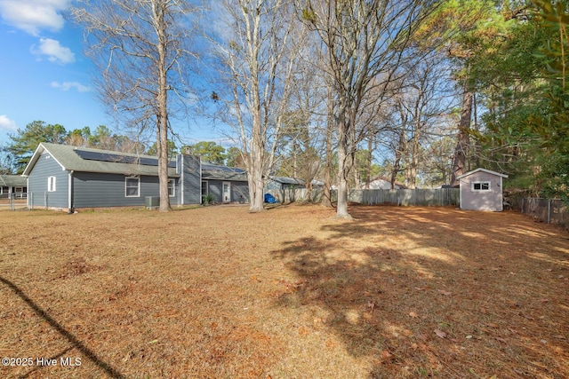 view of yard featuring a storage shed