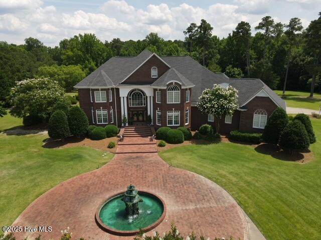 view of front of property with a front yard