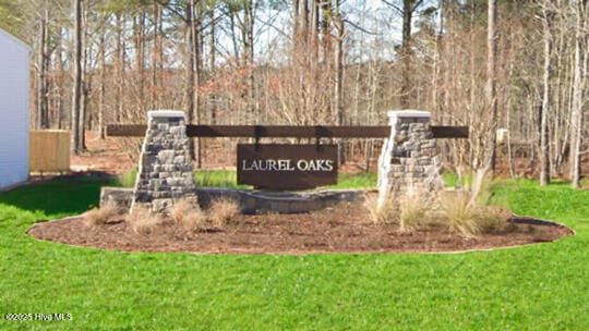 community / neighborhood sign featuring a yard