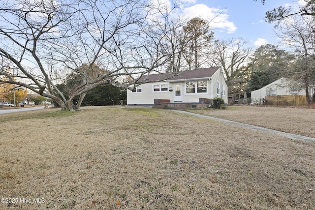 view of front of house featuring a front yard