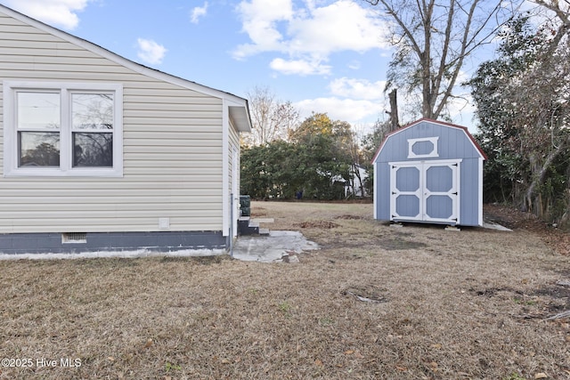 view of yard featuring a shed