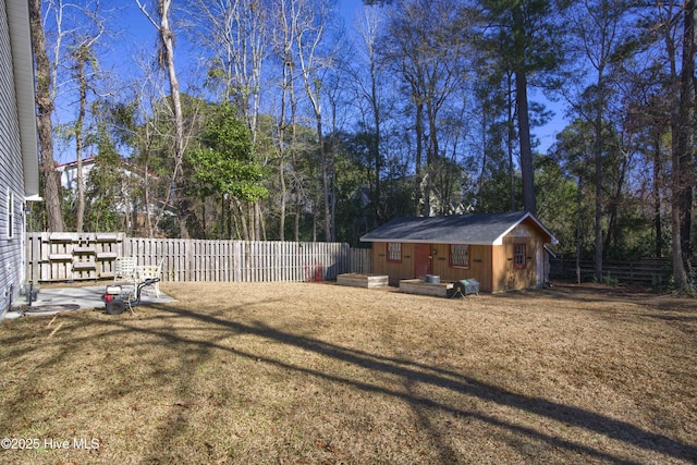 view of yard featuring an outdoor structure