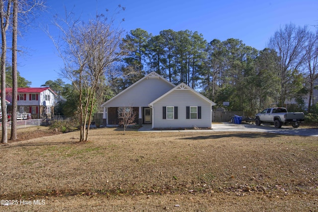 view of front facade featuring a front yard