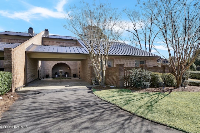 view of front facade featuring a carport and a front yard