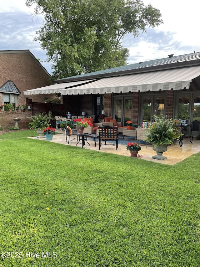 view of yard featuring a patio