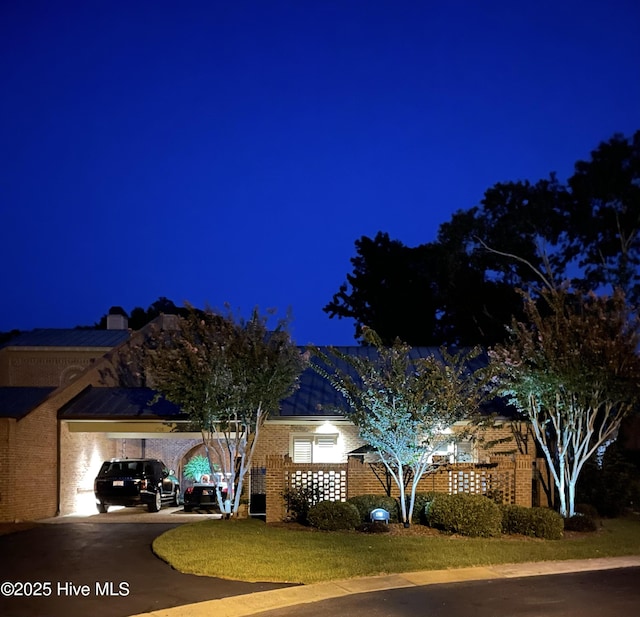 view of front facade featuring a garage and a yard