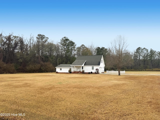 view of front facade featuring a front lawn