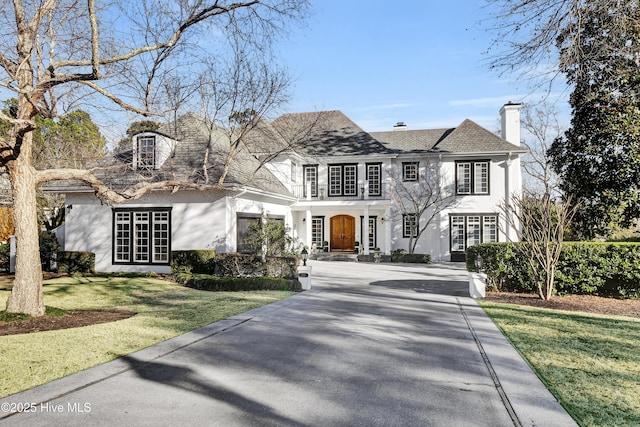 view of front facade featuring a front yard