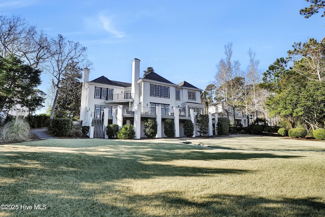 view of front of house featuring a front lawn