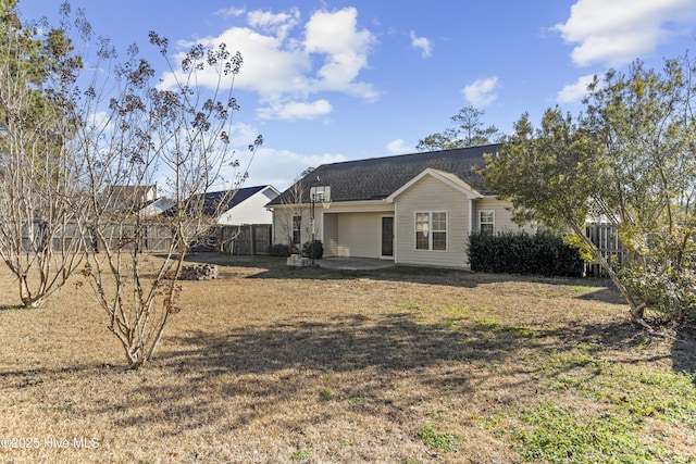 view of front of house featuring a front lawn