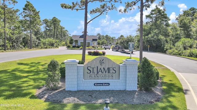 community / neighborhood sign featuring a yard