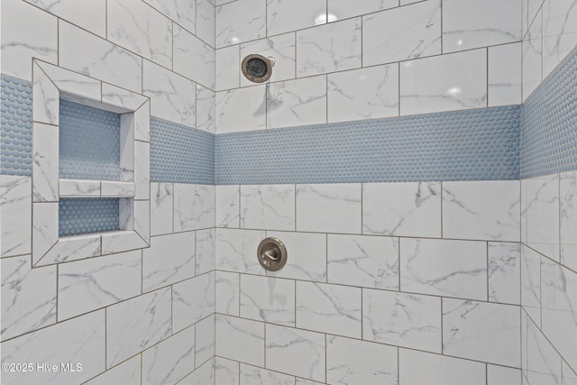 bathroom featuring a tile shower