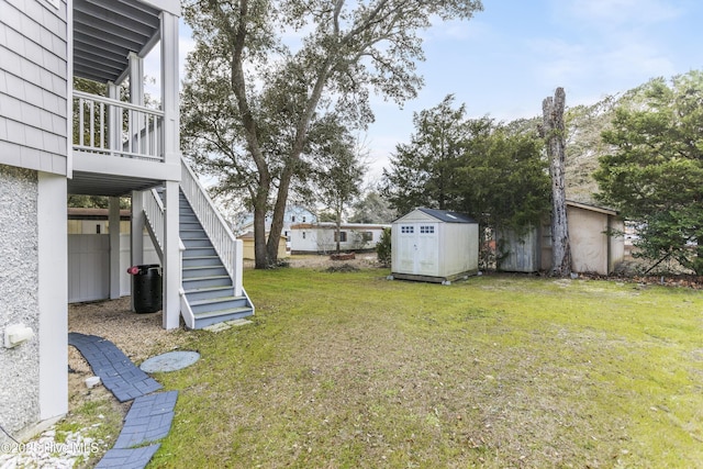 view of yard featuring a shed