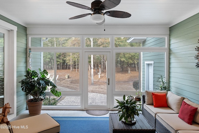 sunroom with ceiling fan