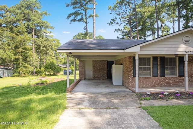 view of front of property featuring a carport, a porch, and a front lawn