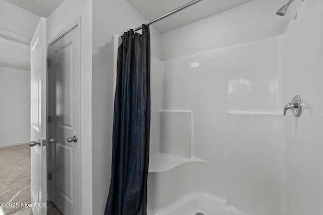 bathroom featuring a shower with shower curtain