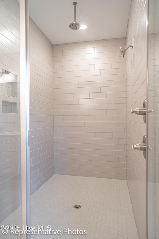 bathroom featuring a tile shower