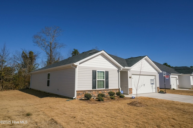 view of front of house featuring a garage and a front lawn