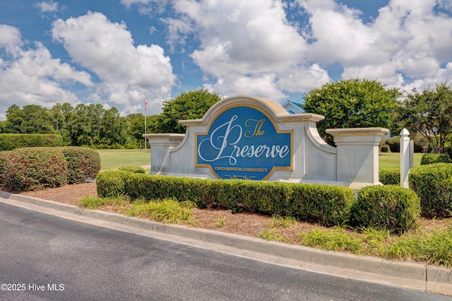 view of community / neighborhood sign