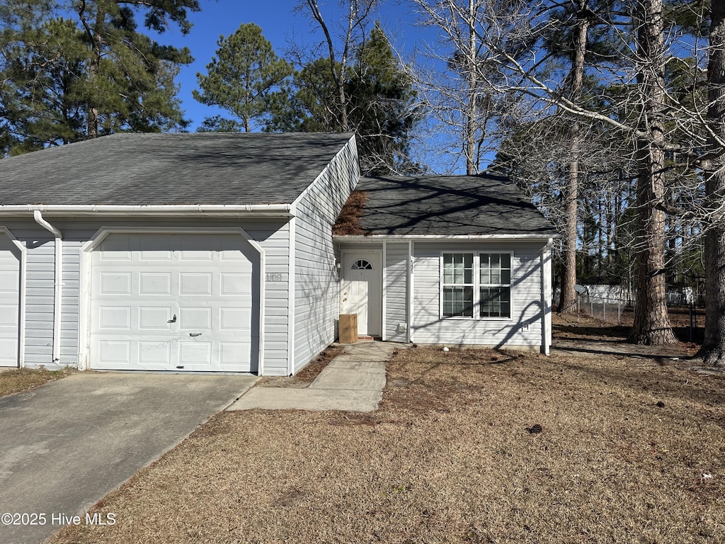 view of front of house featuring a garage and a front yard