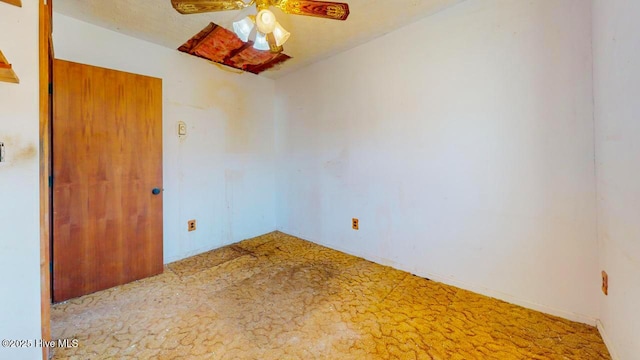 empty room with ceiling fan