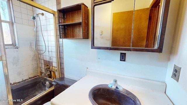 bathroom with tiled shower / bath and sink