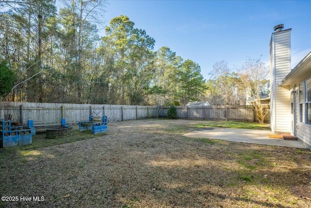 view of yard featuring a patio area