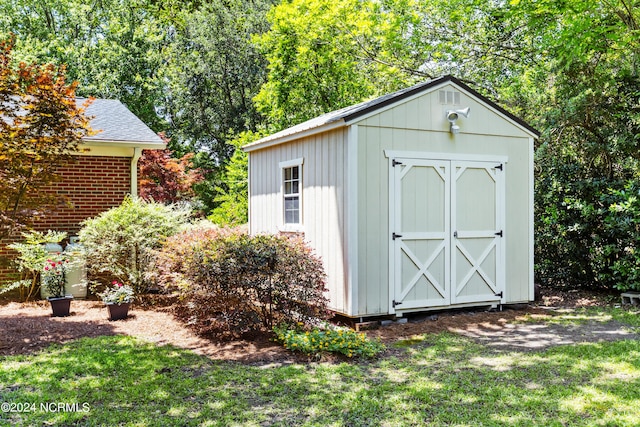 view of outbuilding with a lawn