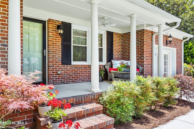 property entrance with ceiling fan and covered porch