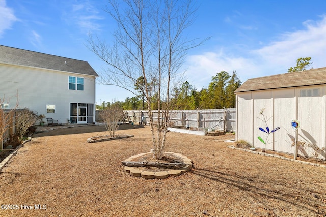 view of yard featuring a storage shed