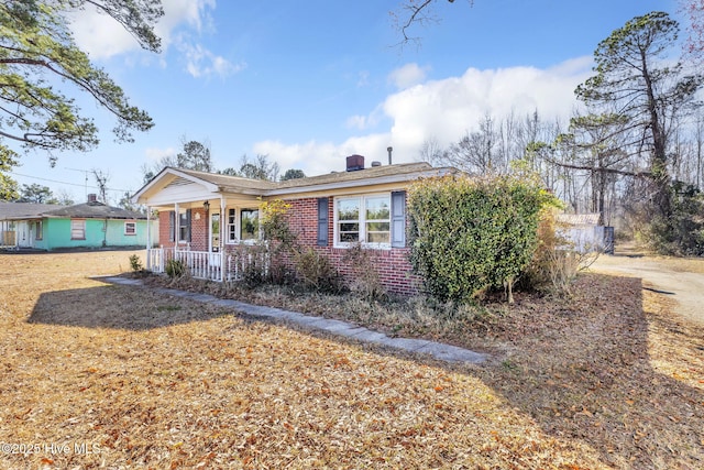 view of front of house featuring a front yard and covered porch