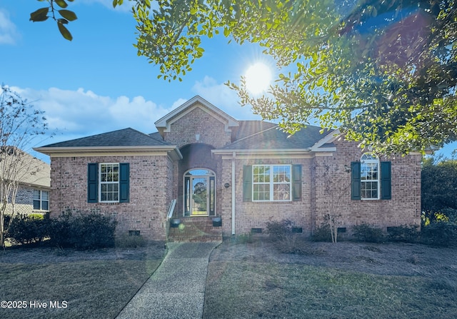 view of front of home featuring a front lawn