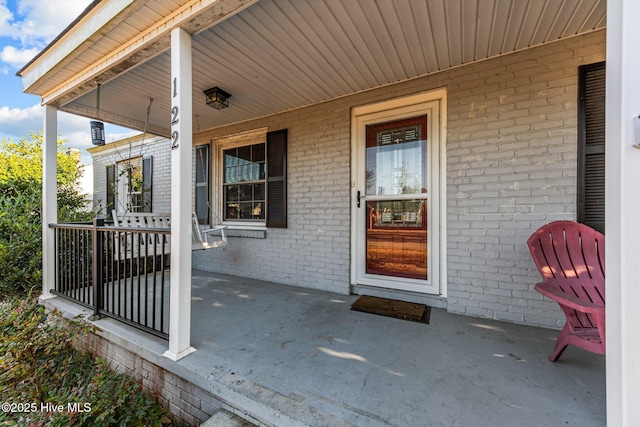 property entrance featuring a porch