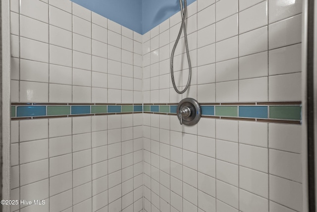 bathroom featuring a tile shower