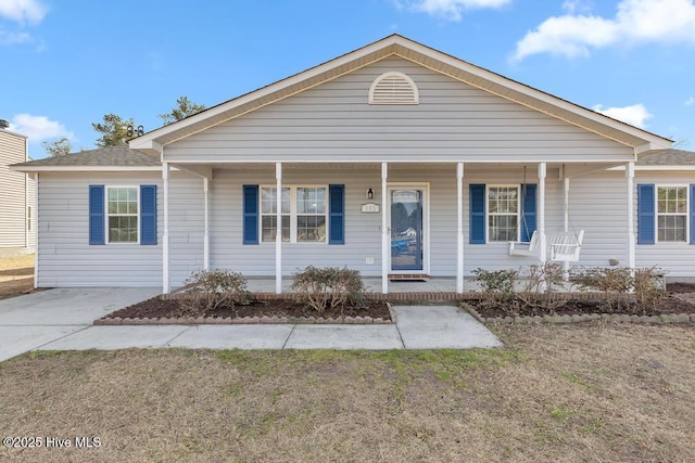 view of front of property featuring covered porch and a front yard