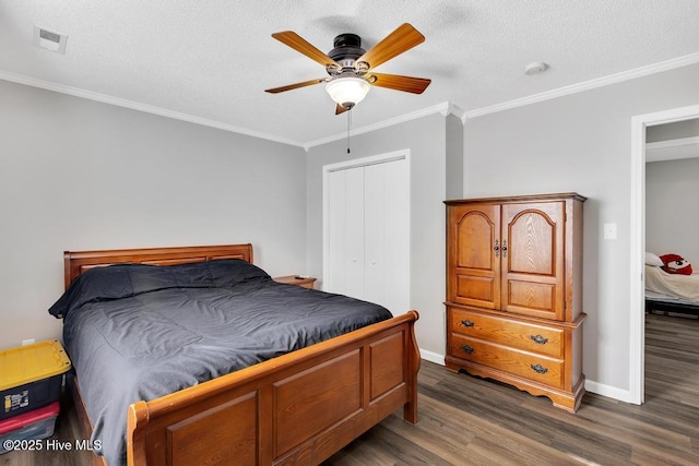 bedroom featuring dark hardwood / wood-style flooring, ceiling fan, crown molding, a textured ceiling, and a closet