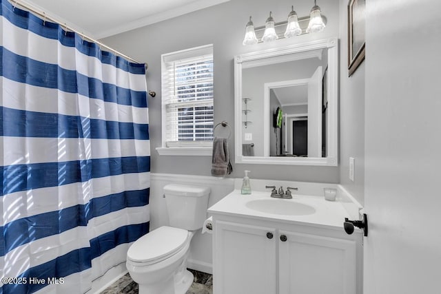 bathroom featuring a shower with curtain, ornamental molding, vanity, and toilet