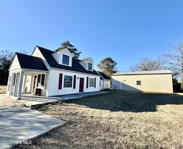 view of front of house featuring a front lawn