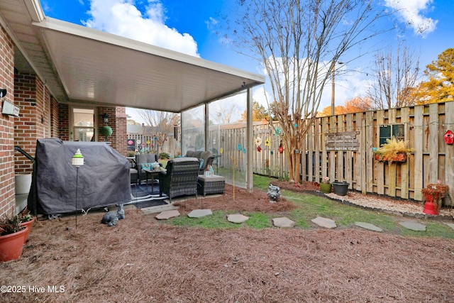 view of yard featuring outdoor lounge area