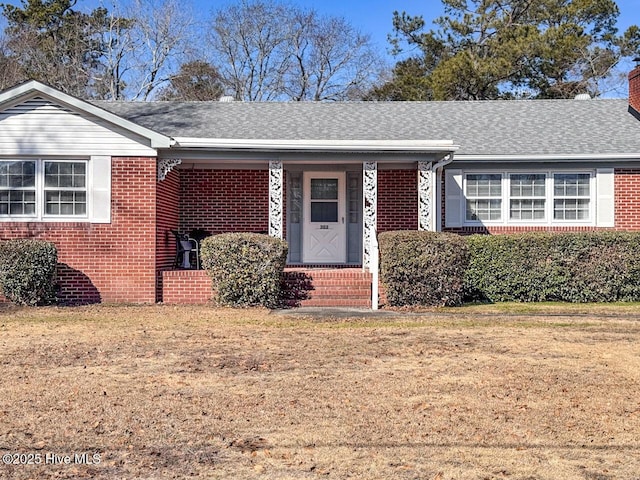 ranch-style home featuring a front lawn