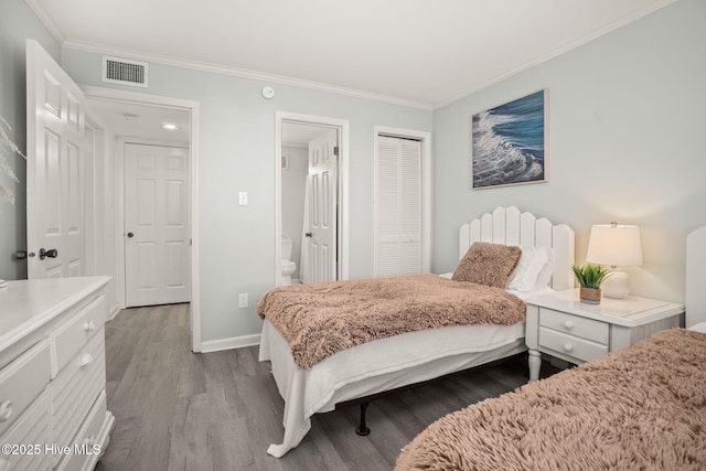 bedroom featuring ornamental molding, light wood-style flooring, a closet, and visible vents