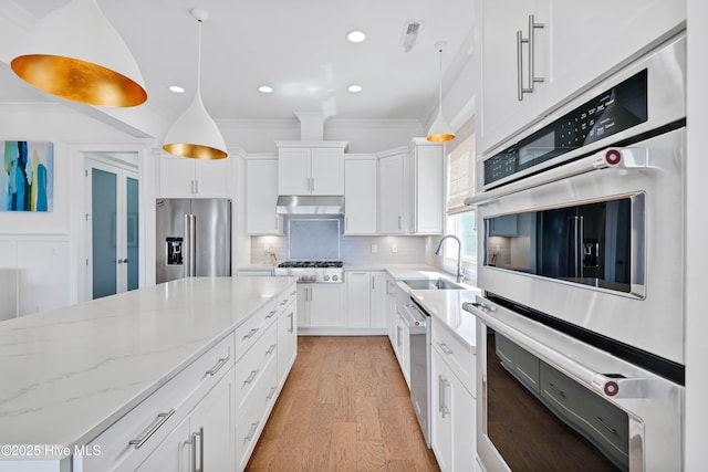 740 Waterstone Dr, Wilmington, NC 28411 - kitchen featuring appliances with stainless steel finishes, a sink, light wood finished floors, recessed lighting, and backsplash