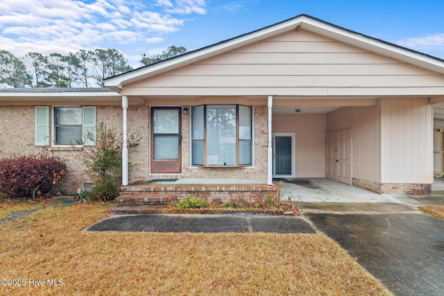 view of front facade featuring a front yard and a carport