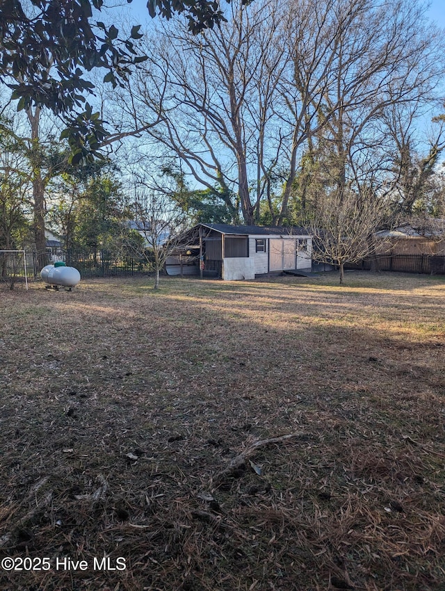 view of yard featuring an outdoor structure