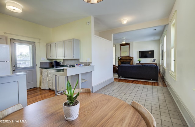 dining area featuring sink and light tile patterned floors