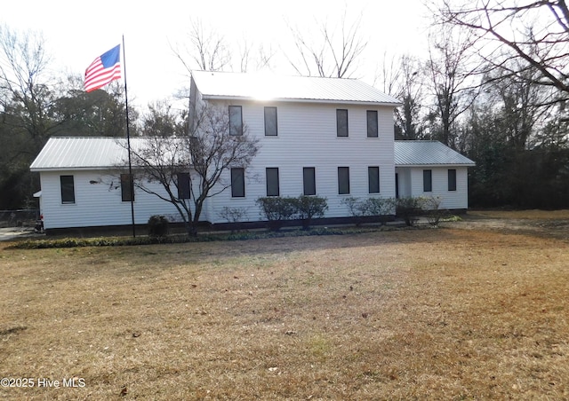 view of front of home featuring a front yard