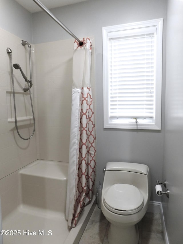 full bathroom featuring toilet and a shower with shower curtain