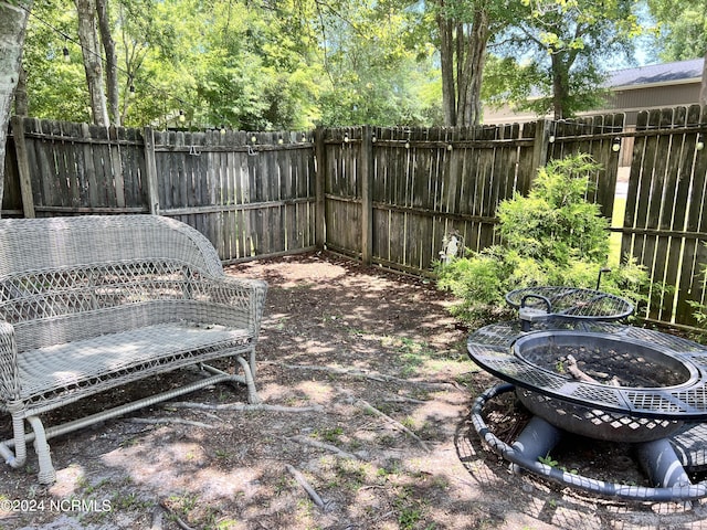 view of yard featuring a fire pit